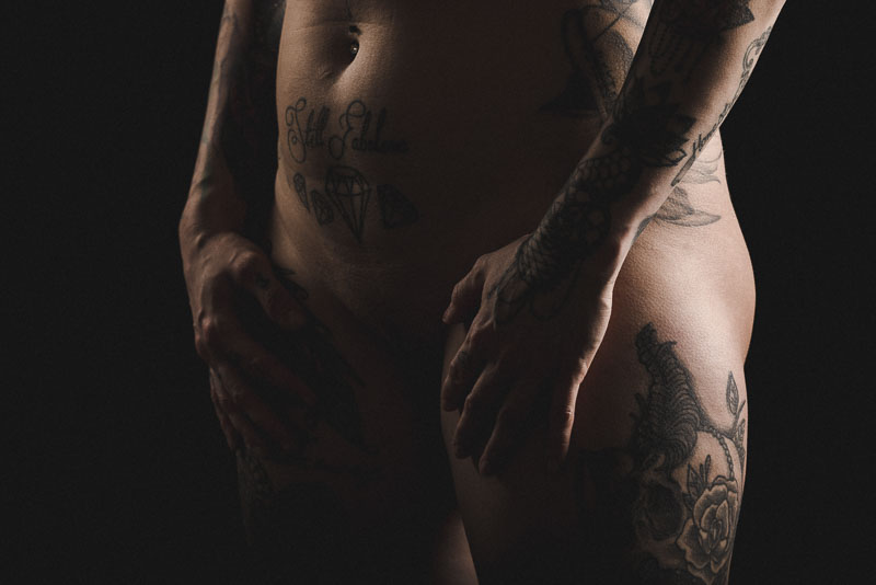 Alaston tatuoitu naisen vyötärönseutu etuviistosta kuvattuna
